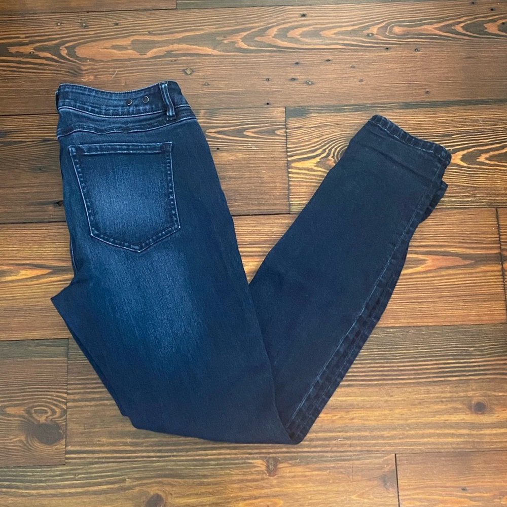 CAbi dark washed ankle skinny jeans 👖